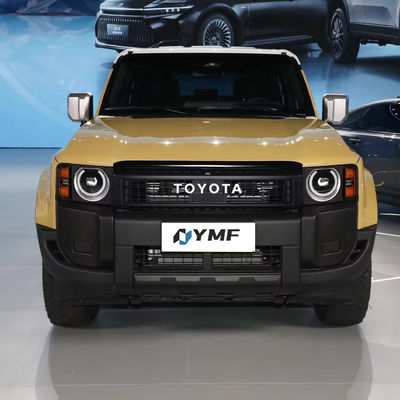 Veículo SUV Toyota Prado de alta velocidade com volante multifunção e farol LED